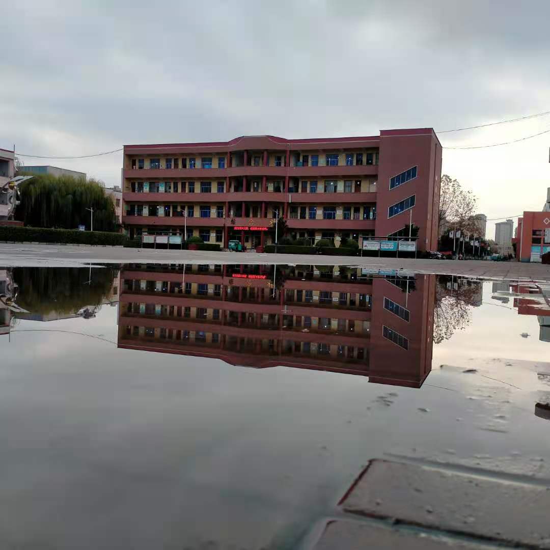 2020年11月18日雨后的内黄县实验中学
