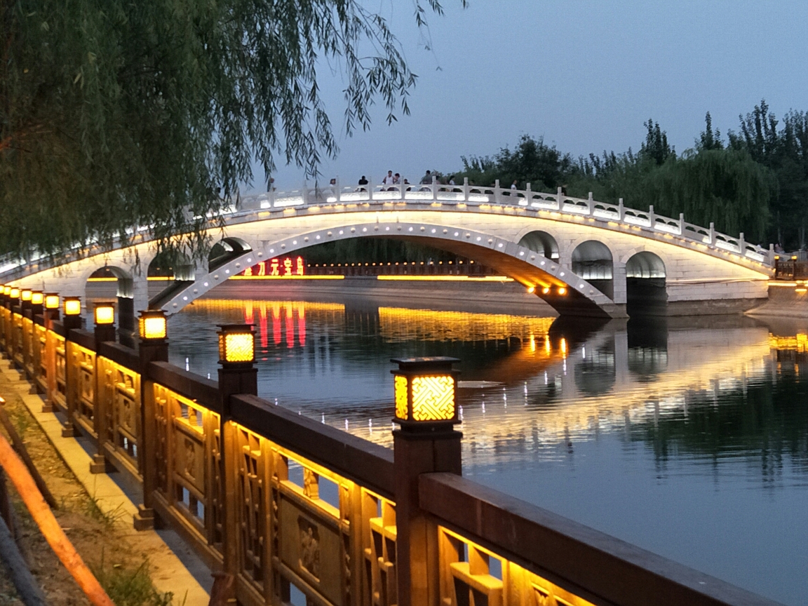 夜风习习,吹皱御河水