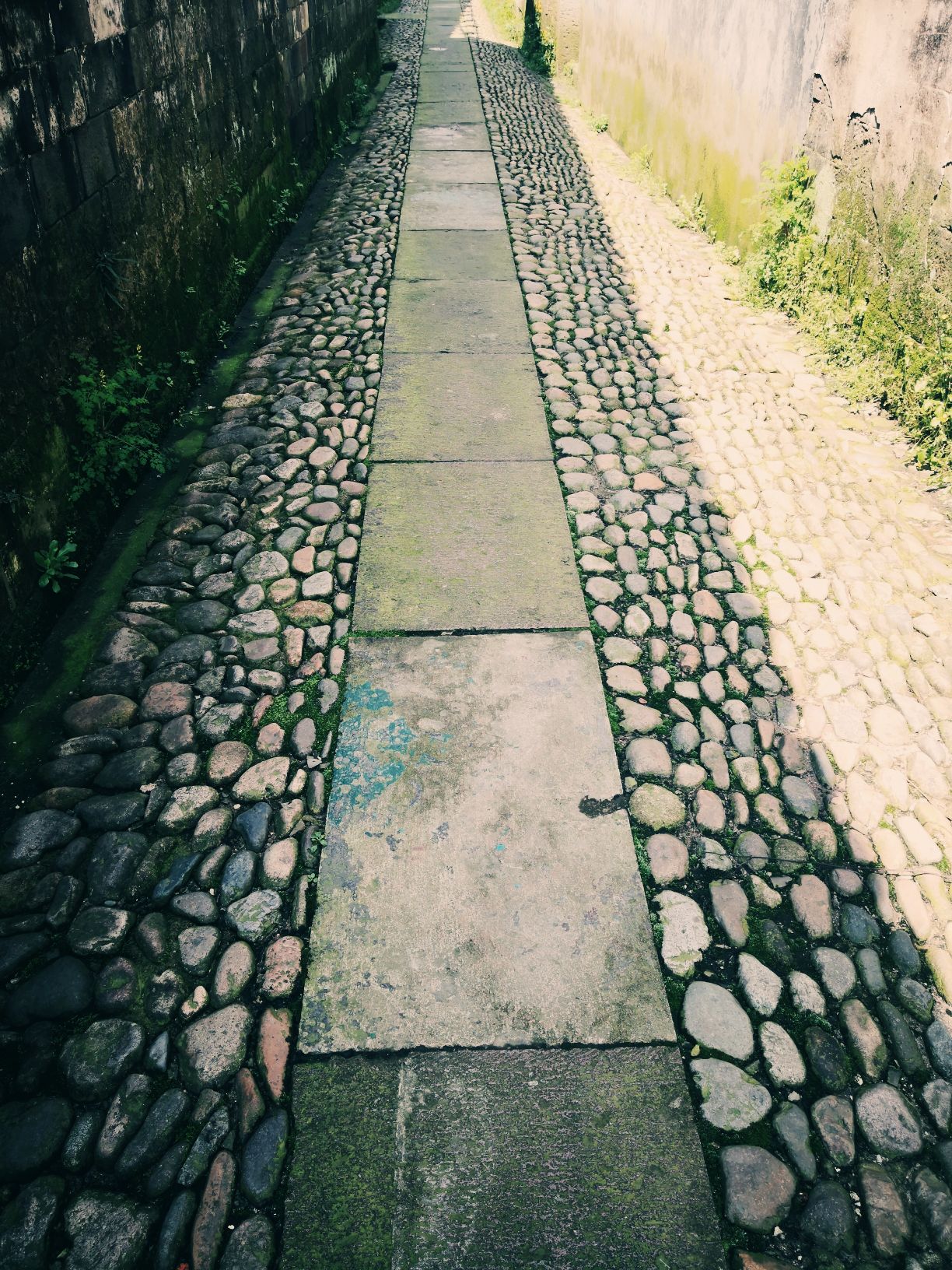 清明时节游下吴, 石头村里景色多