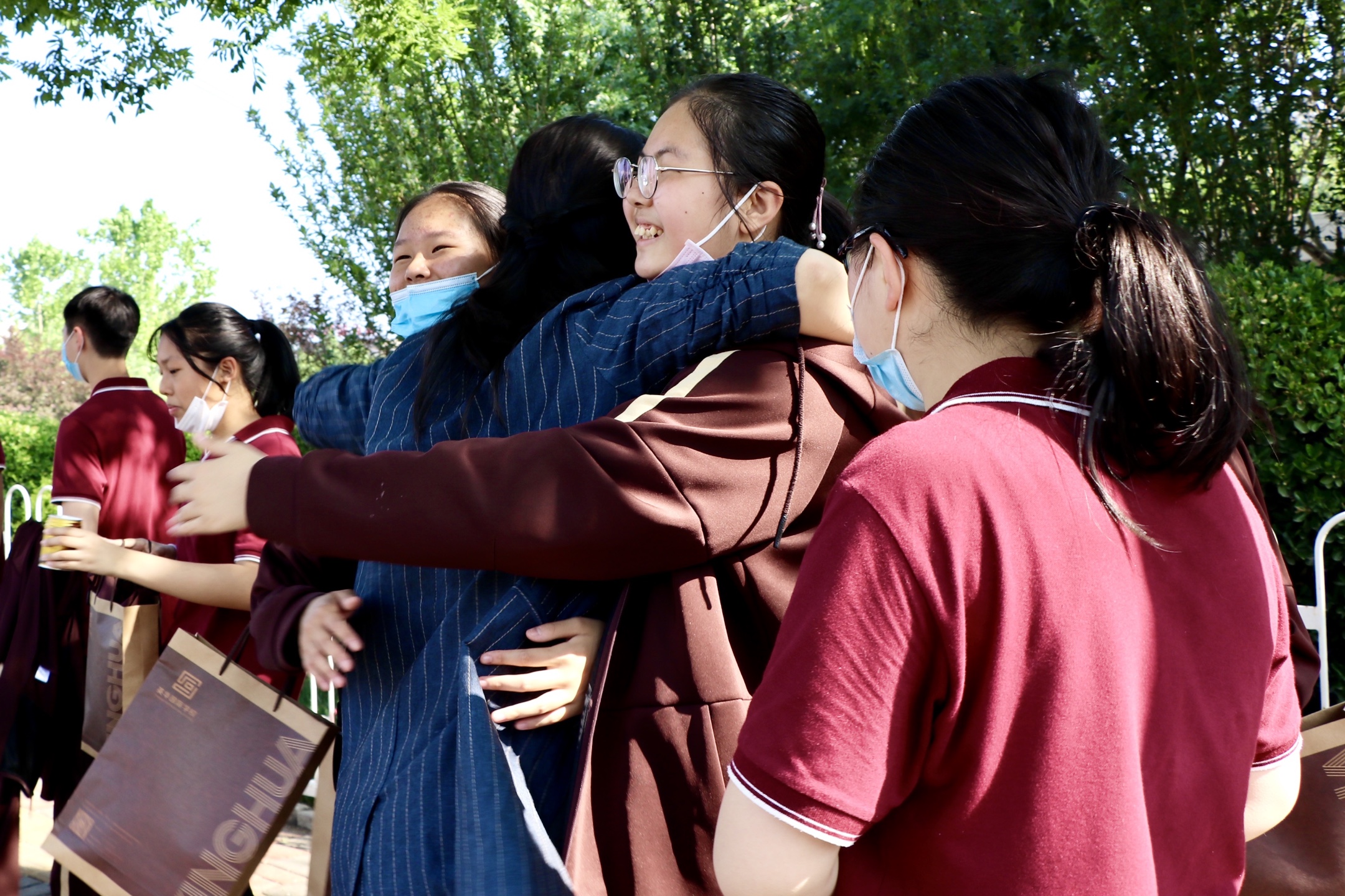 "在东丽英华初三学子奔赴考场前,初中部王志艳主任为学子们加油鼓劲.