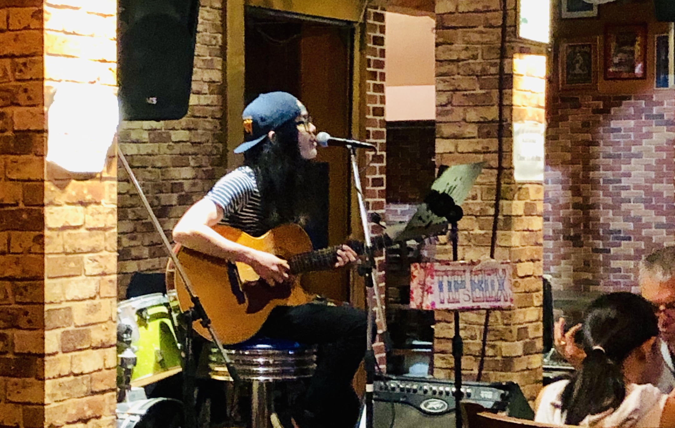 ▼the house里面的驻唱歌手.