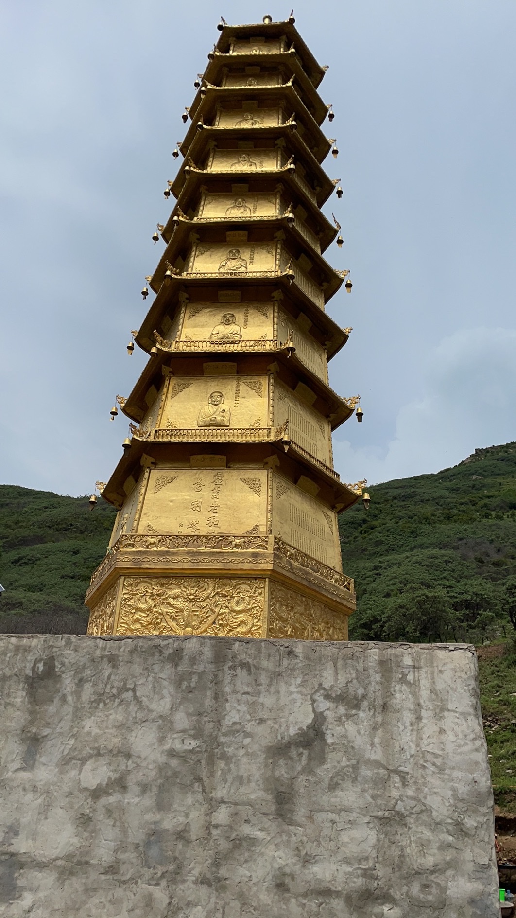 去了虚云老和尚的舍利塔,带着恭敬心进行了转塔