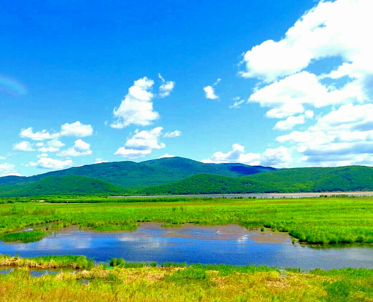青山绿水画抚远,碧水蓝天图东极.