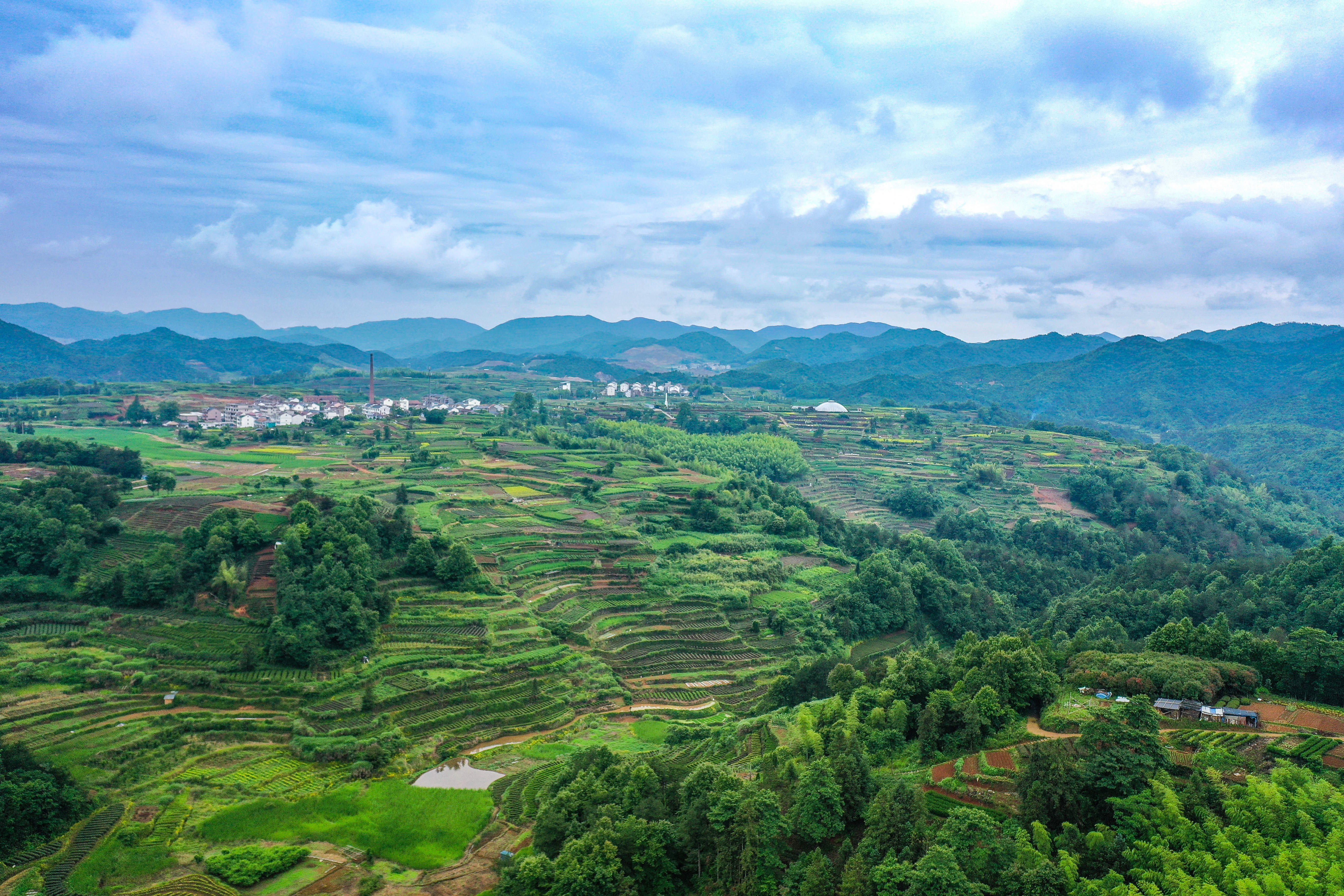盘龙梯田开垦于清朝初期,是在坡地上分段沿等高线建造的阶梯式农田