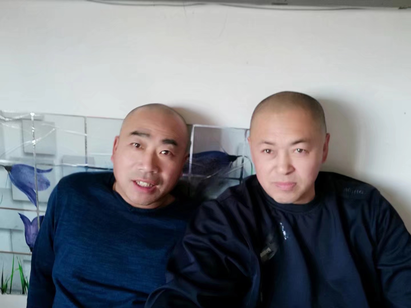 大眼,同样的肥胖,同样的五短身材,往那一站就是活脱脱的"车轴汉子",大