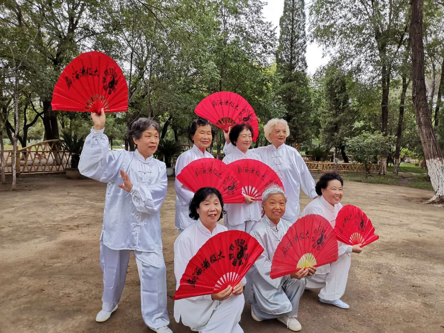 七朵金花美嬌豔,舞動炫彩太極扇.浪漫夕陽風采展,姐妹情誼永不變.