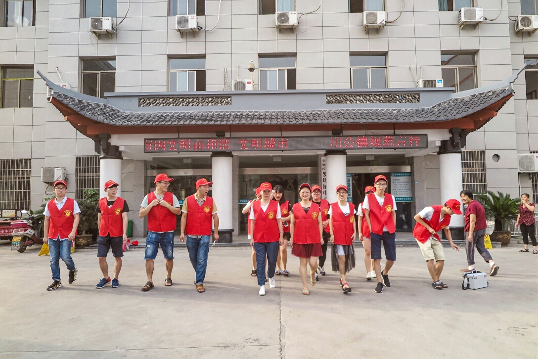 清扫垃圾 清扫着沿街店铺门口 罗埠镇党委书记吴雨澄同志说:"文明创建
