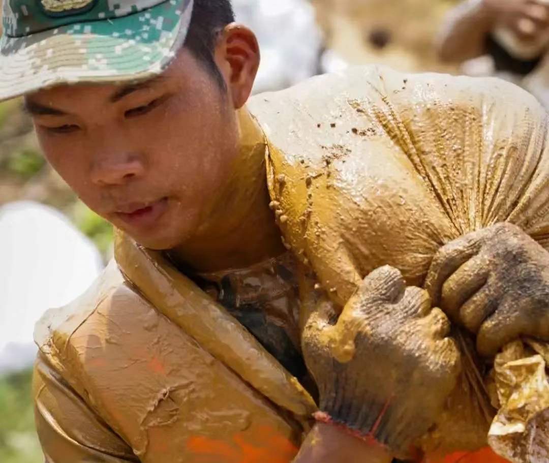 抗洪英雄感人瞬间图片