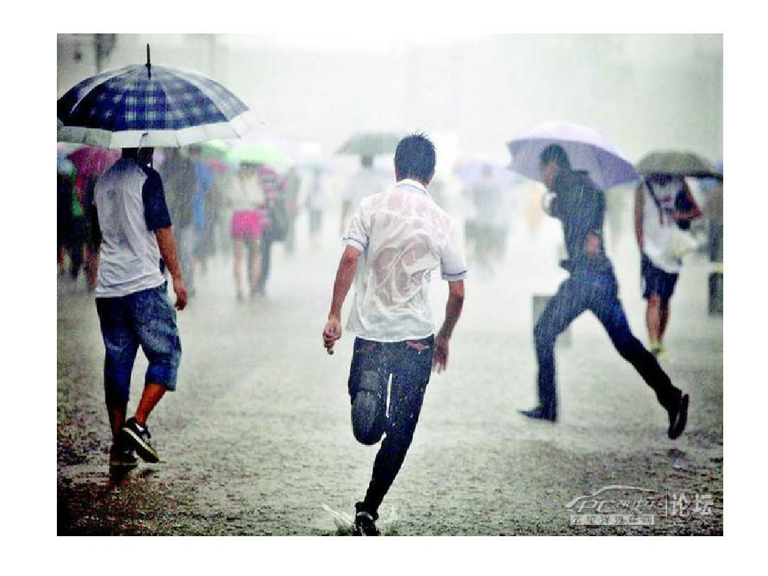 鹅毛大雨亲身感受落汤鸡后,之前喧闹的街道剩下的只有雨中过往的汽车