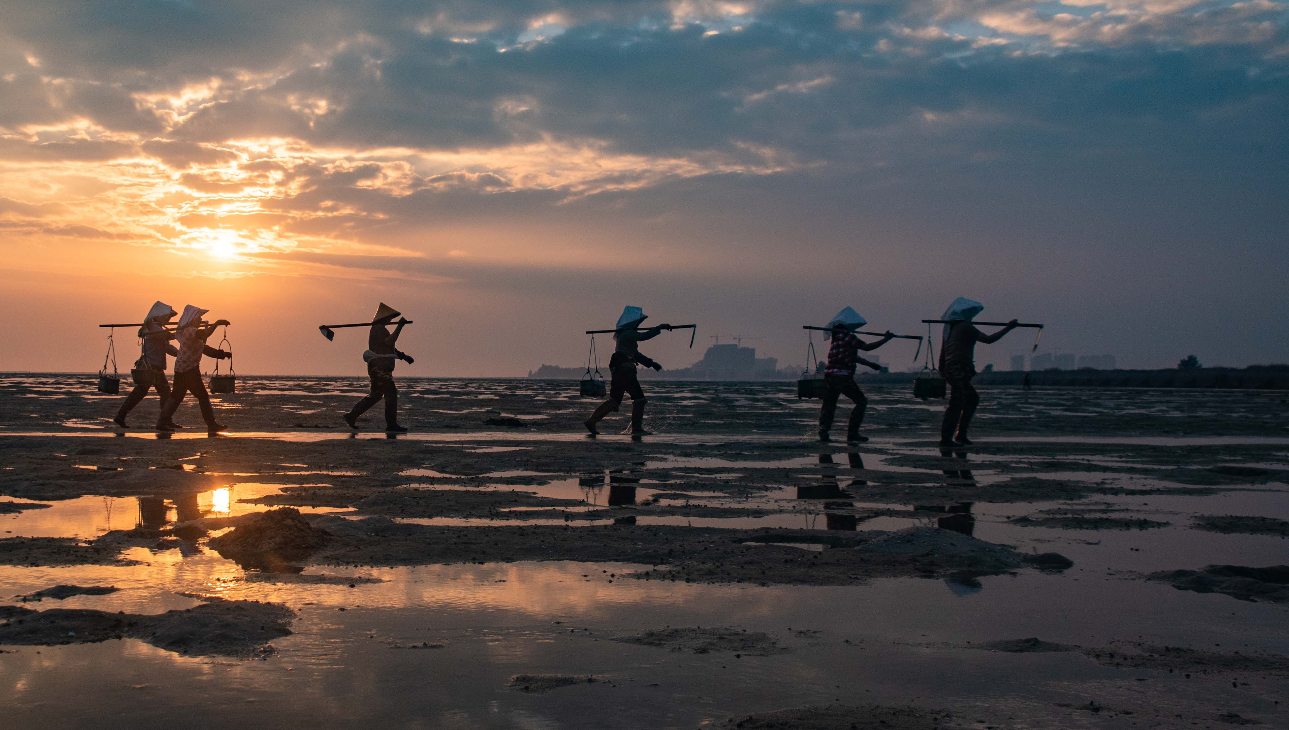 广西北海银滩 作品反映出当地渔民赶海的情景