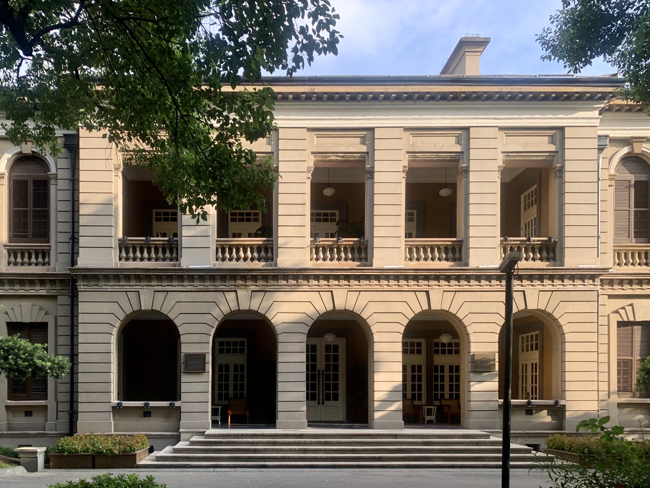 中山东一路33号,外滩源一号.