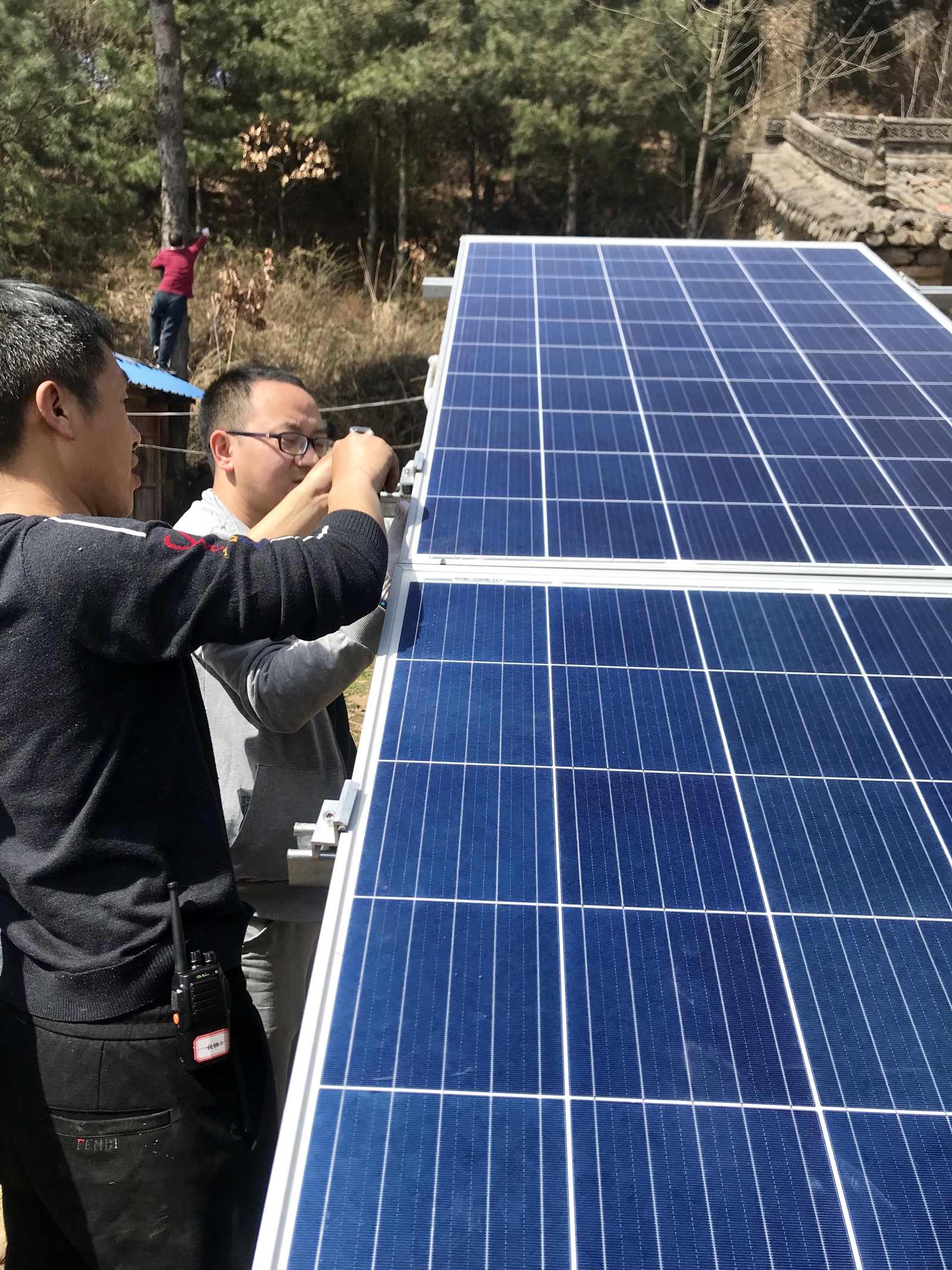 安装光伏板,边压固定,中压连接.