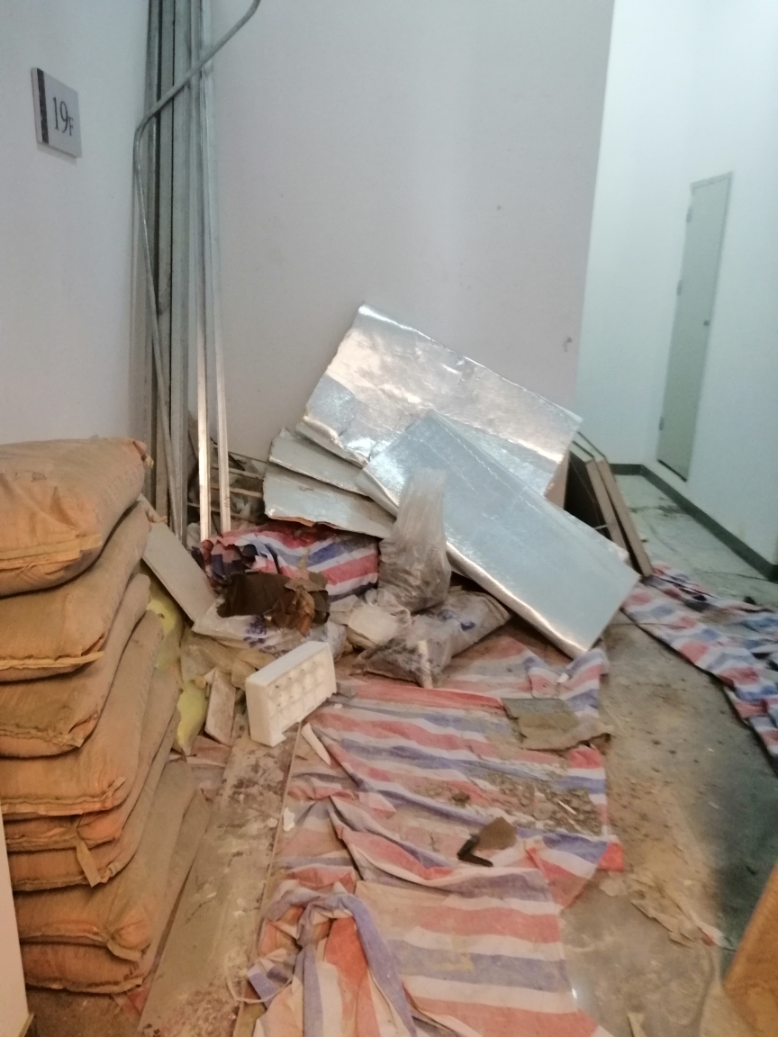 19层电梯门口堆放的垃圾,是装修单元的,已通知他们负责人及时清理