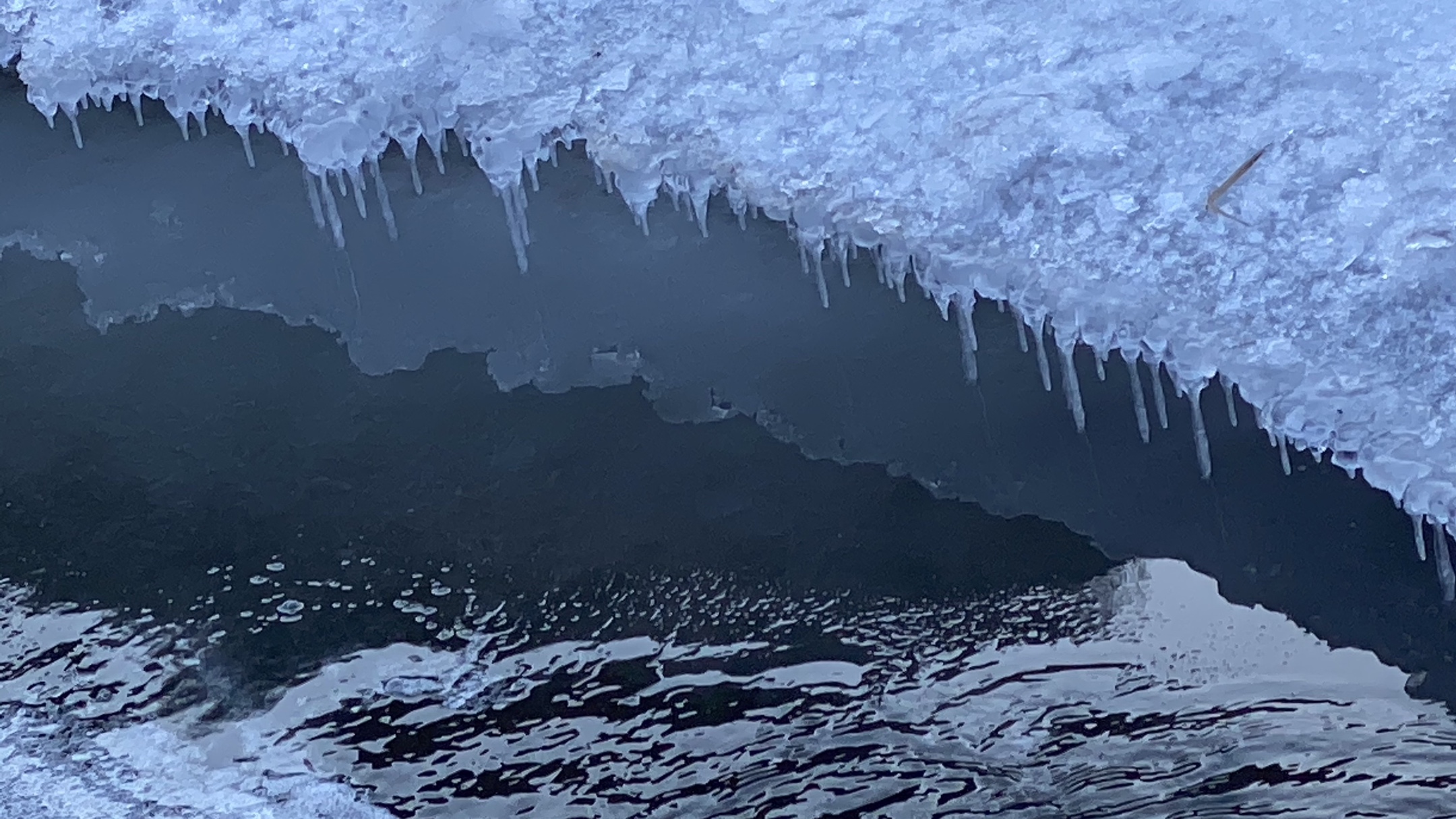 冰雪消融的河面图片