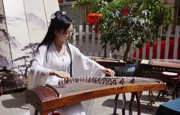 抚琴台前 高山流水遇知音