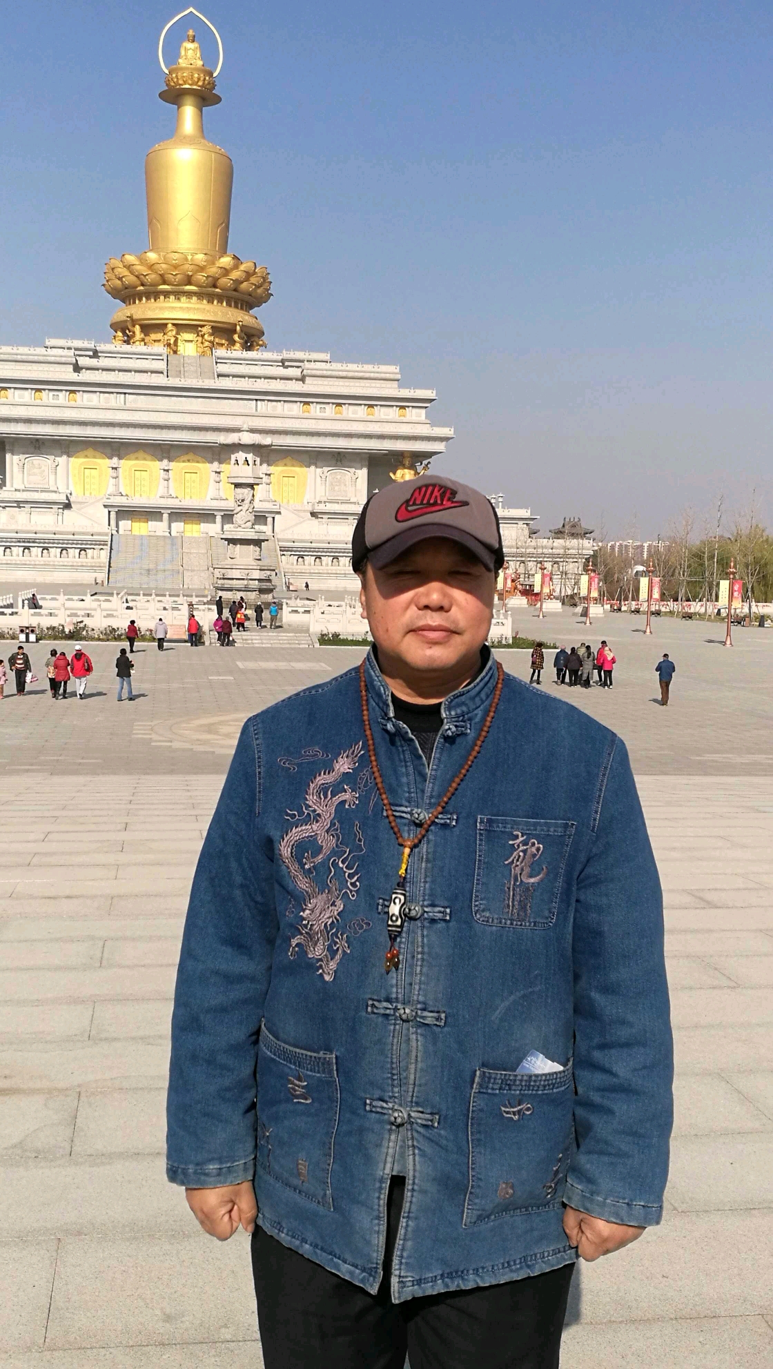 陈兰青,号陈岩,笔名青龙子;1964年生于山东汶上县,结业于中国艺术研究