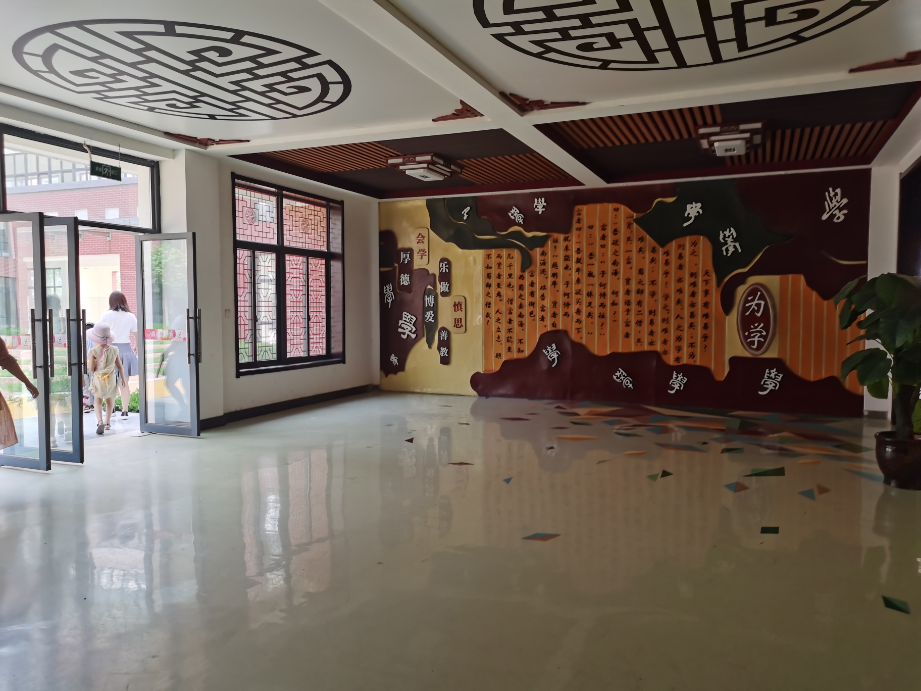 学校还有古色古香的国学大厅呢.