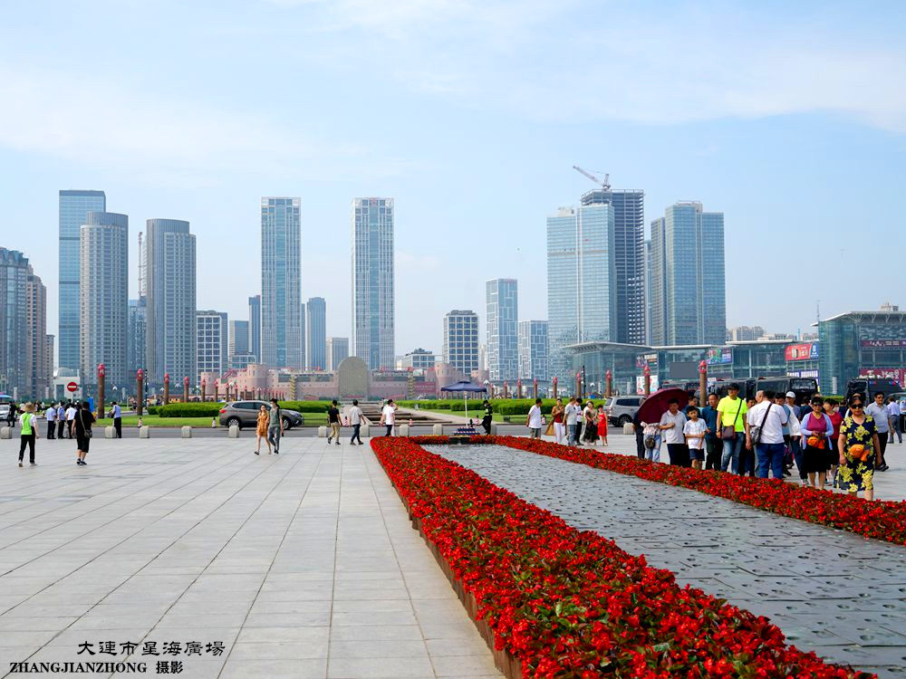 中央星形广场是一个高处地面三级台阶的圆形广场;中心部分的布局借鉴