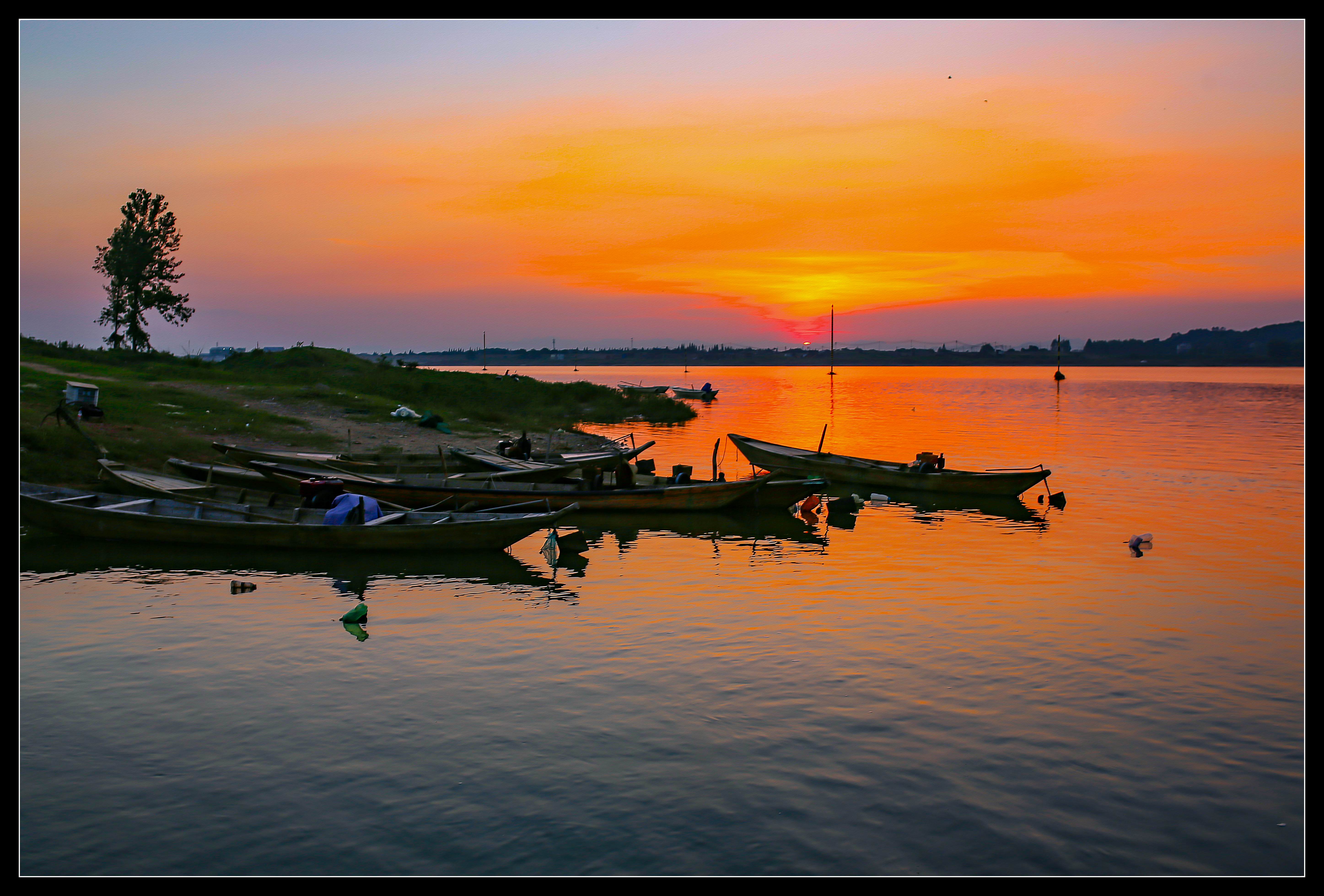 江畔渔舟晚霞