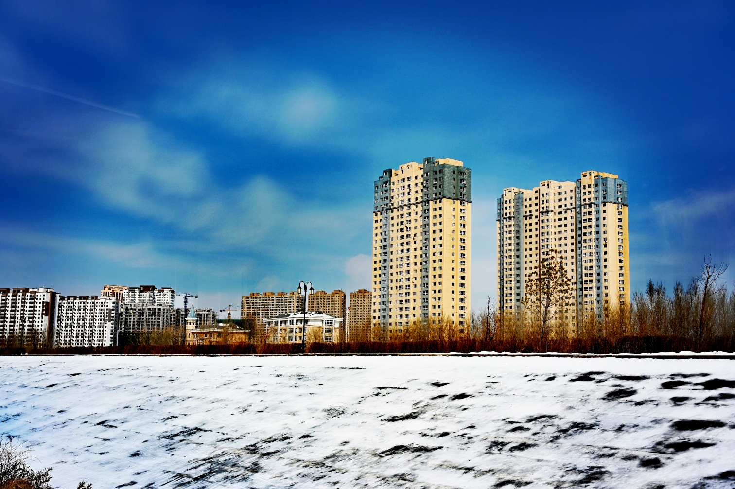 2019年3月22日,哈尔滨市下了大雪,呼兰区河边一片白色,用相机记录下了