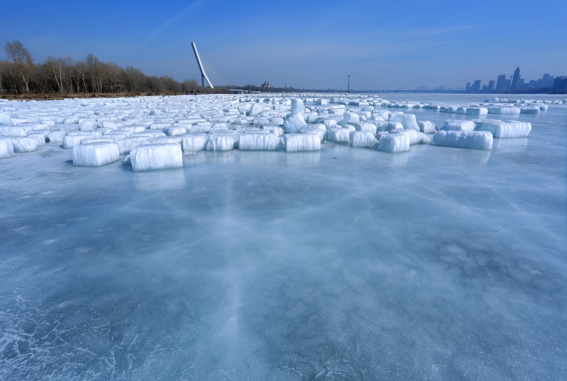 哈尔滨松花江大顶子山早春融冰