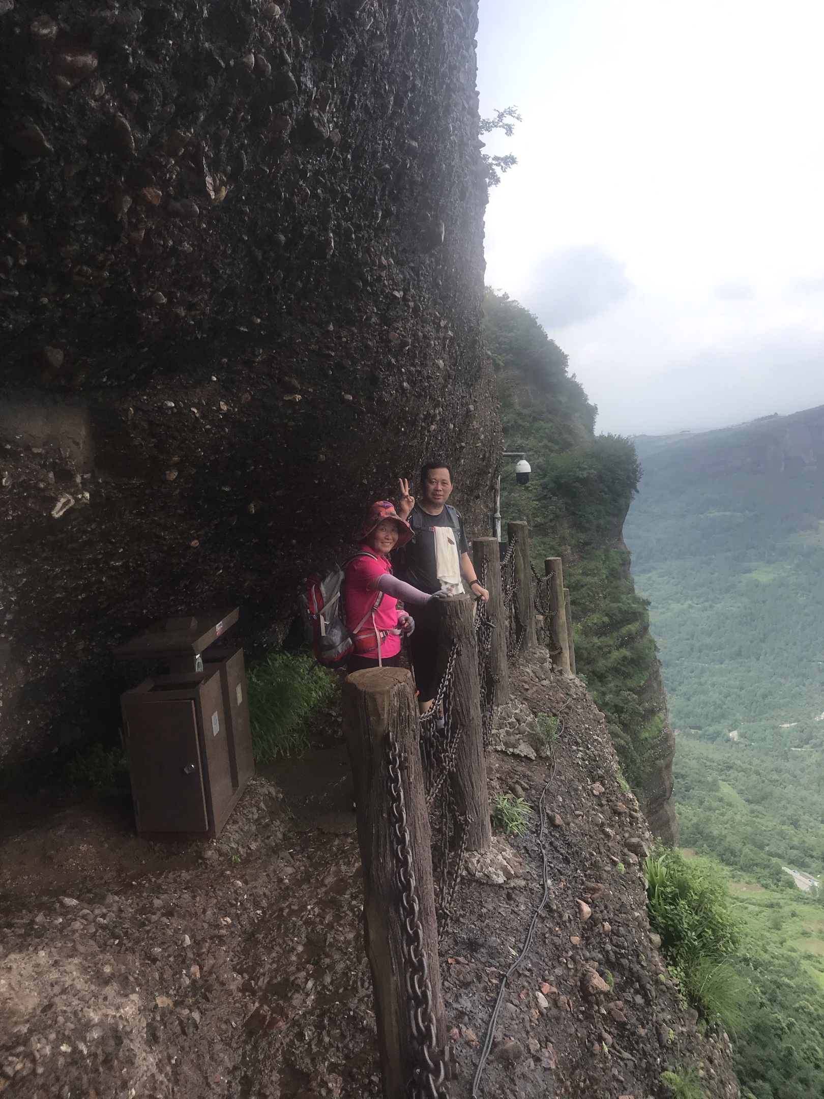 猿猱鳥道劍閣道,古關古道相呼應; 懸崖峭壁似利劍,其狀如門聳巒峰.