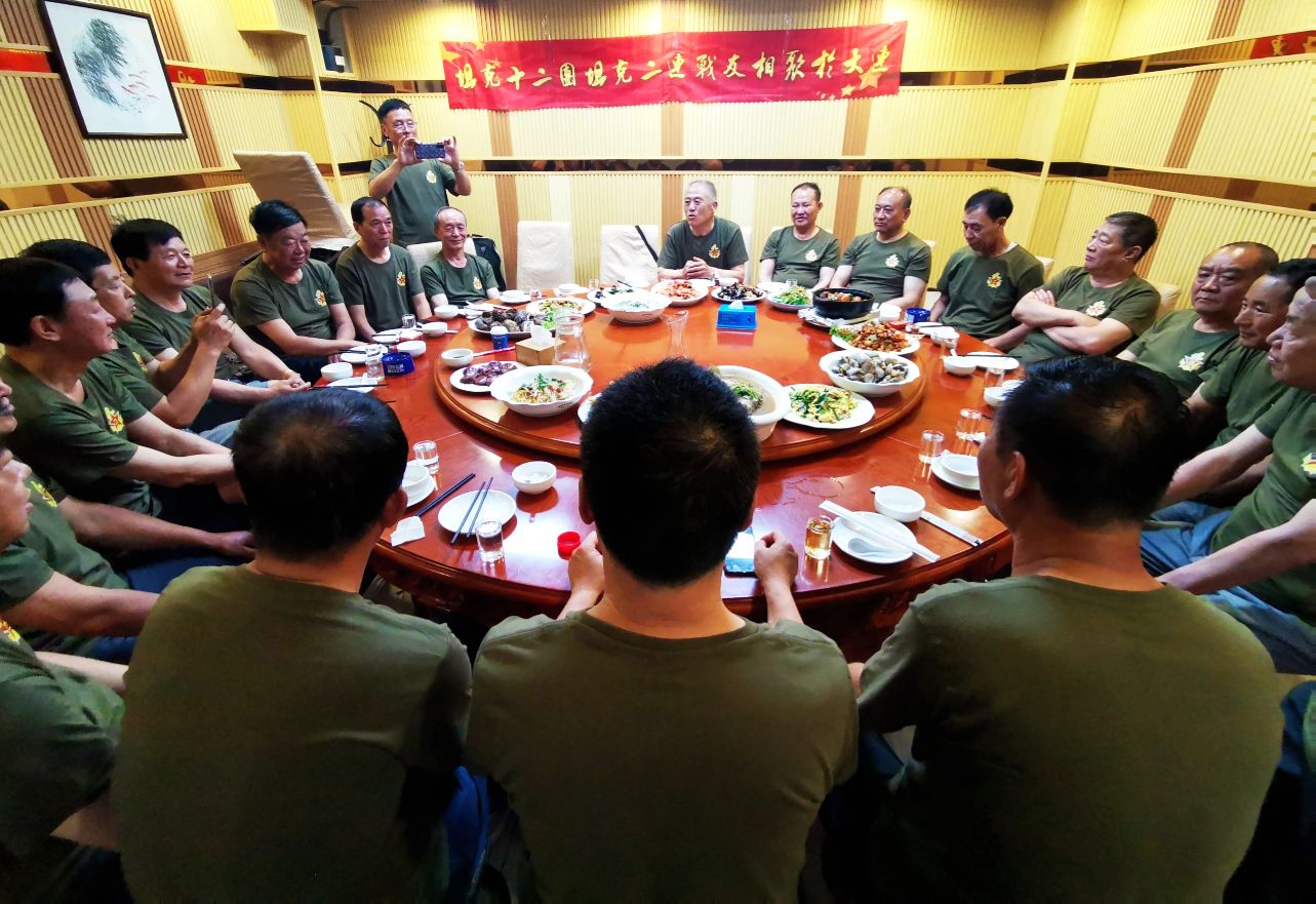 本次聚会组委会                    向与会的战友