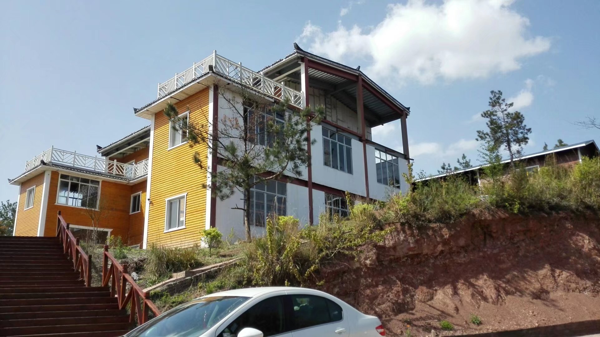 砂锅寨简介        砂锅寨位于毕节七星关区碧海街道办事处,有上百年