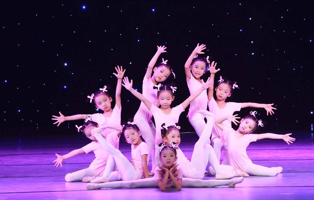 逐步加入舞蹈技巧的训练,学习民族舞 少儿芭蕾基本动作要领及舞蹈组合