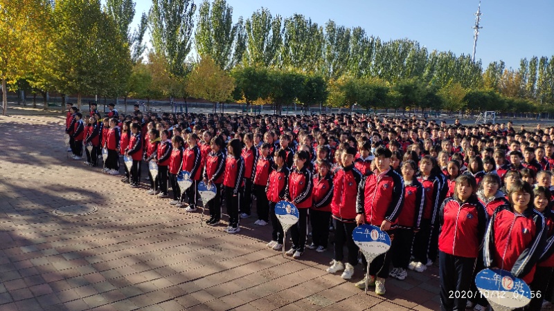 国庆中秋节成双 红旗飘扬庆辉煌——喀左三高中隆重举行升旗仪式庆祝