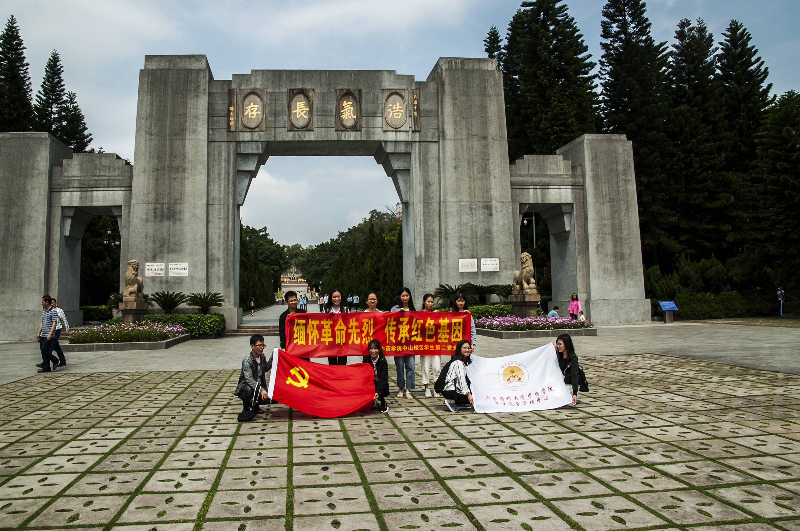 清明时节,年轻的大学生来到黄花岗七十二烈士陵园,缅怀先烈,崇尚英雄