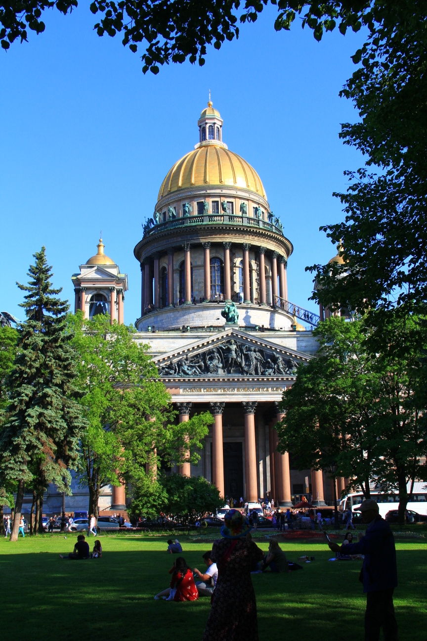 岩石教堂{是赫尔辛基市区标志性建筑,它是炸开以一整块岩石而建造的