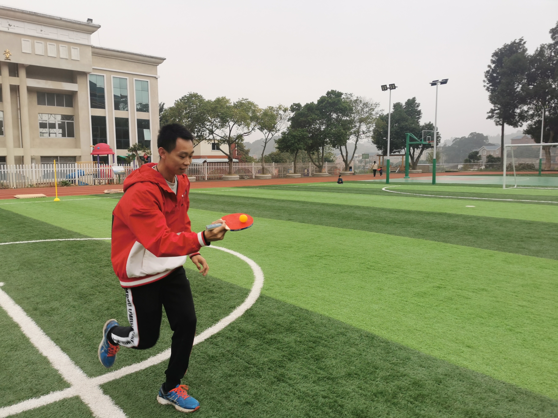 比赛规则:一名运动员用球拍运一颗乒乓球,不能用手抓,球不能离开球拍.