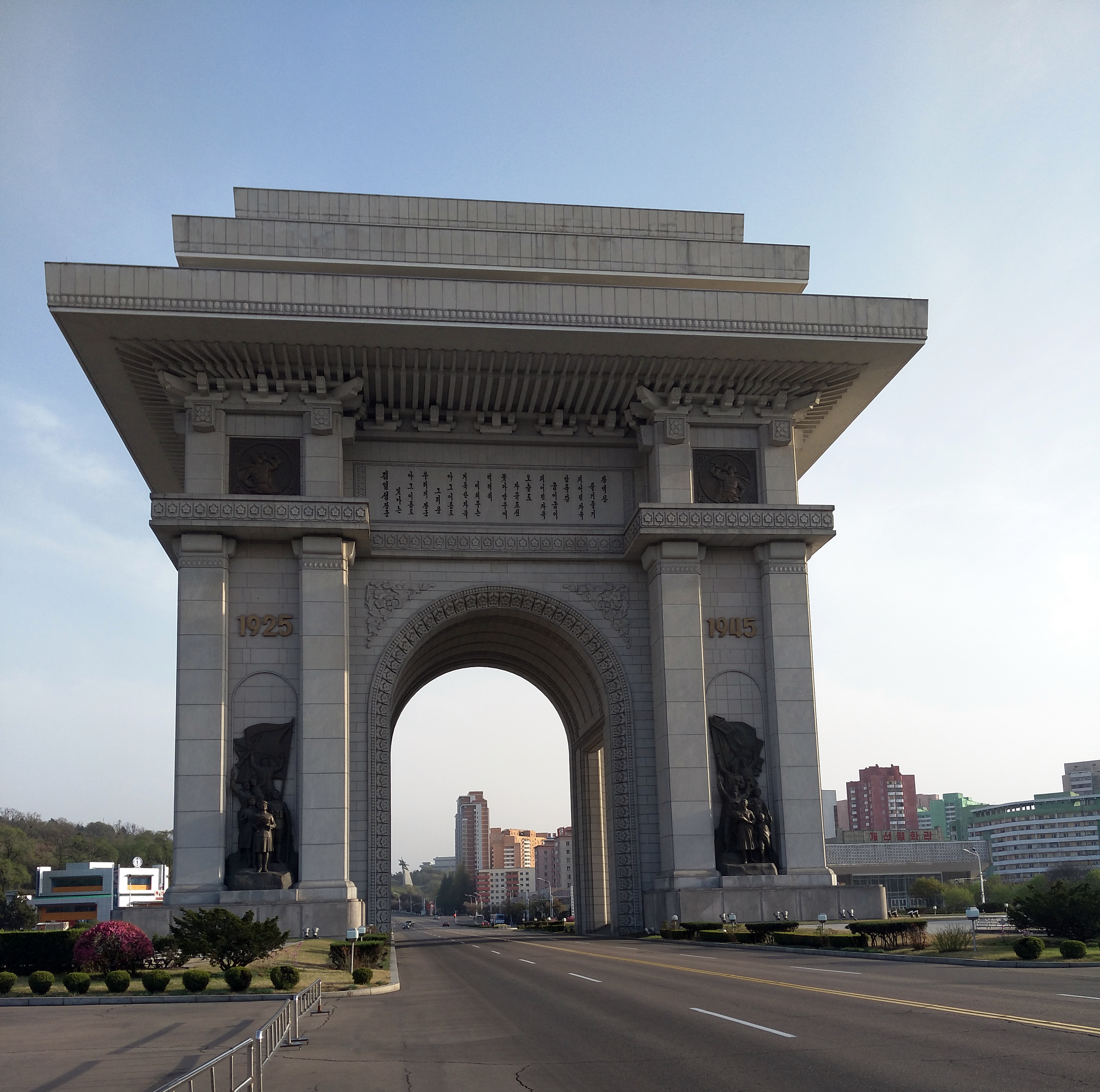 朝鲜凯旋门位于首都平壤牡丹峰山脚下的凯旋广场,建于1982年,是