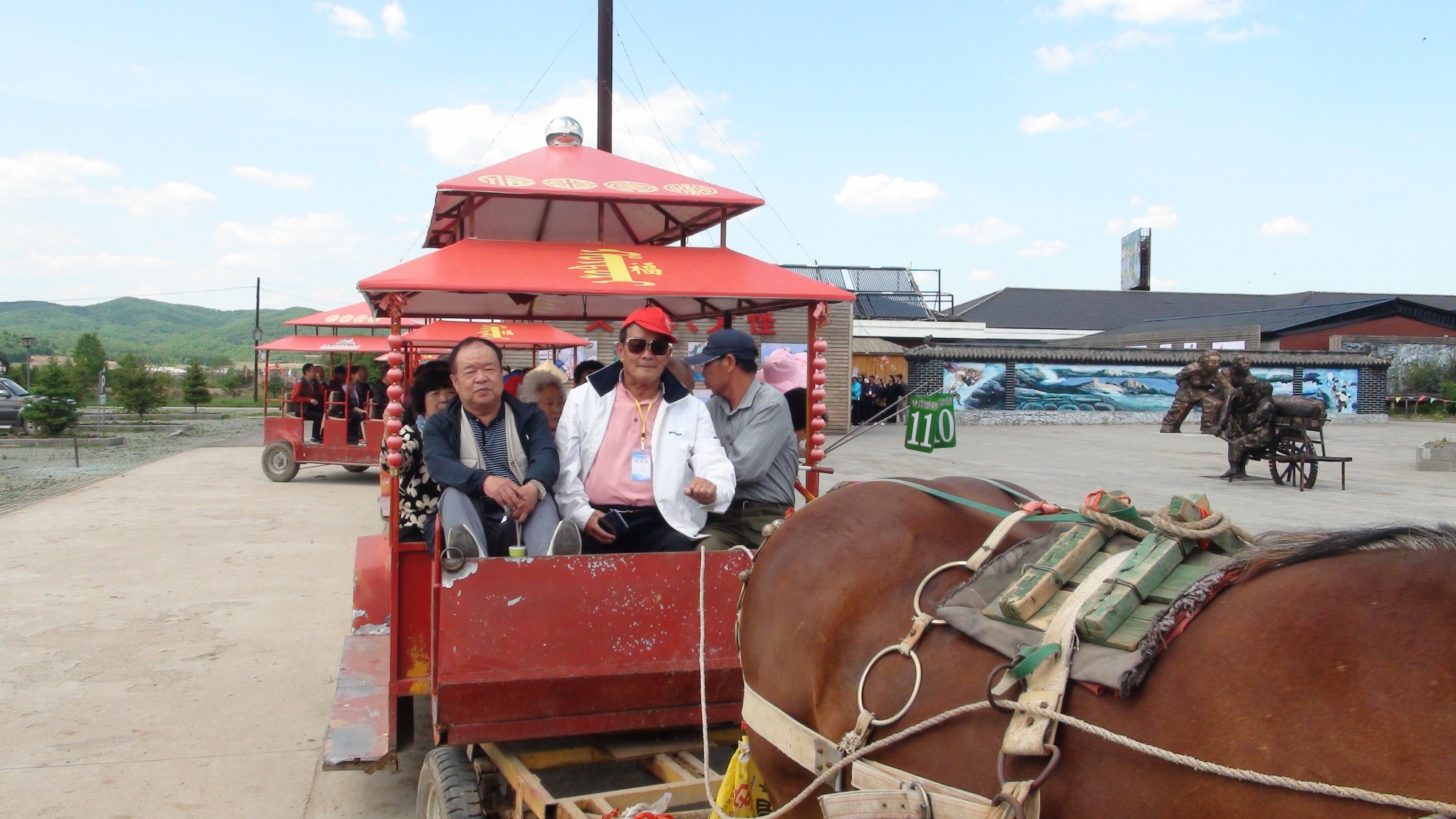 馬車去參觀遊覽長白山大關東文化園,這裡有林下參種植基地和東北民俗