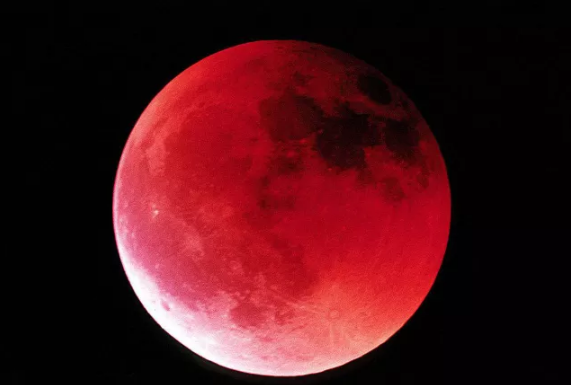 而且还是难得一见的偏红色月全食.
