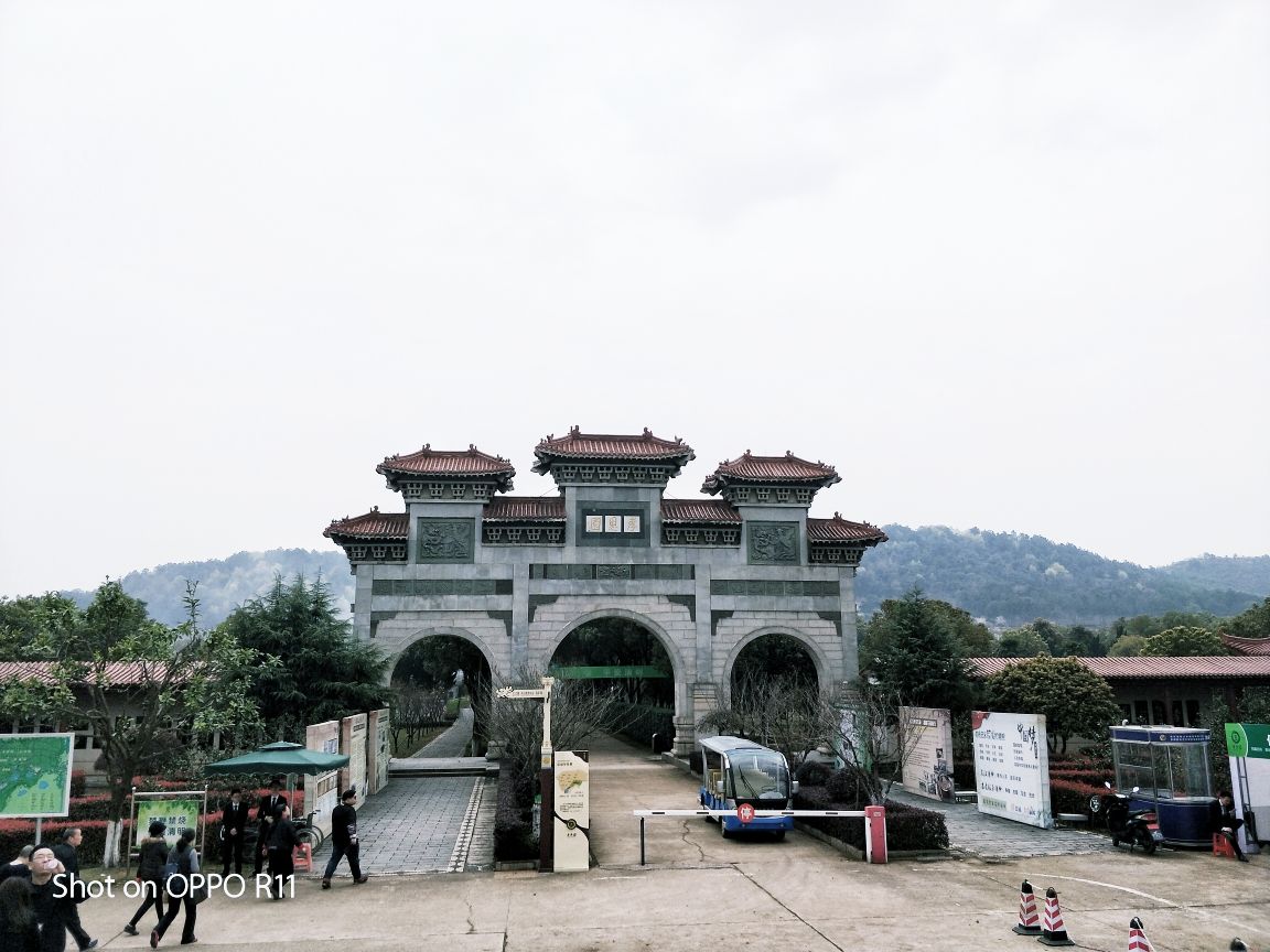 武漢龍泉山孝恩園地處風景秀麗的龍泉山風景區,被美譽為皇城