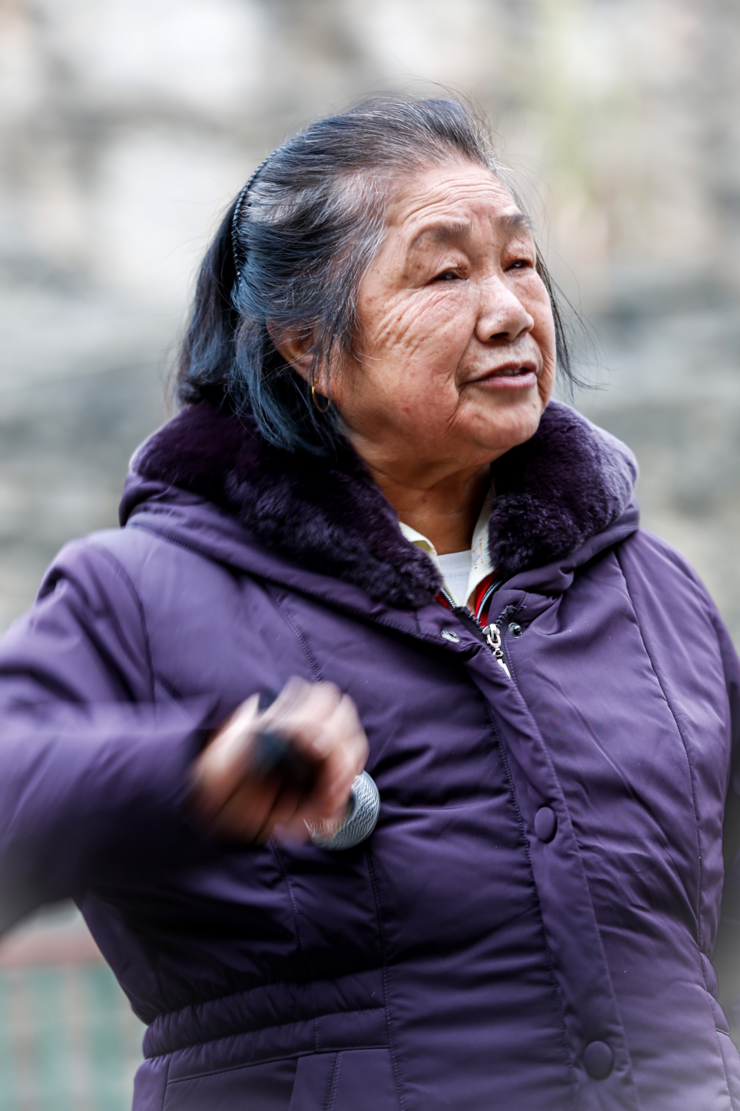 八旬老人杨奶爱唱歌,底气十足,高吭一曲《红梅赞》.