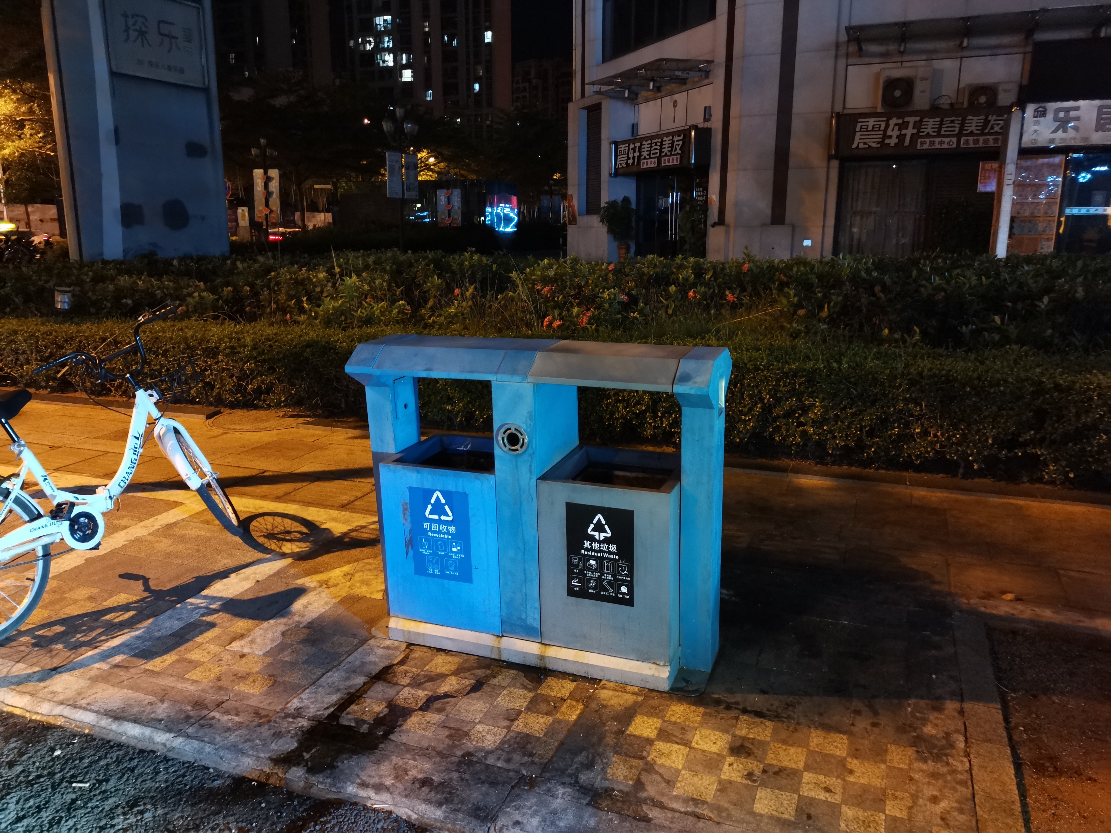 11.长滨路海南宝树门窗幕墙断桥工程店旁垃圾桶未封闭且满溢已处理