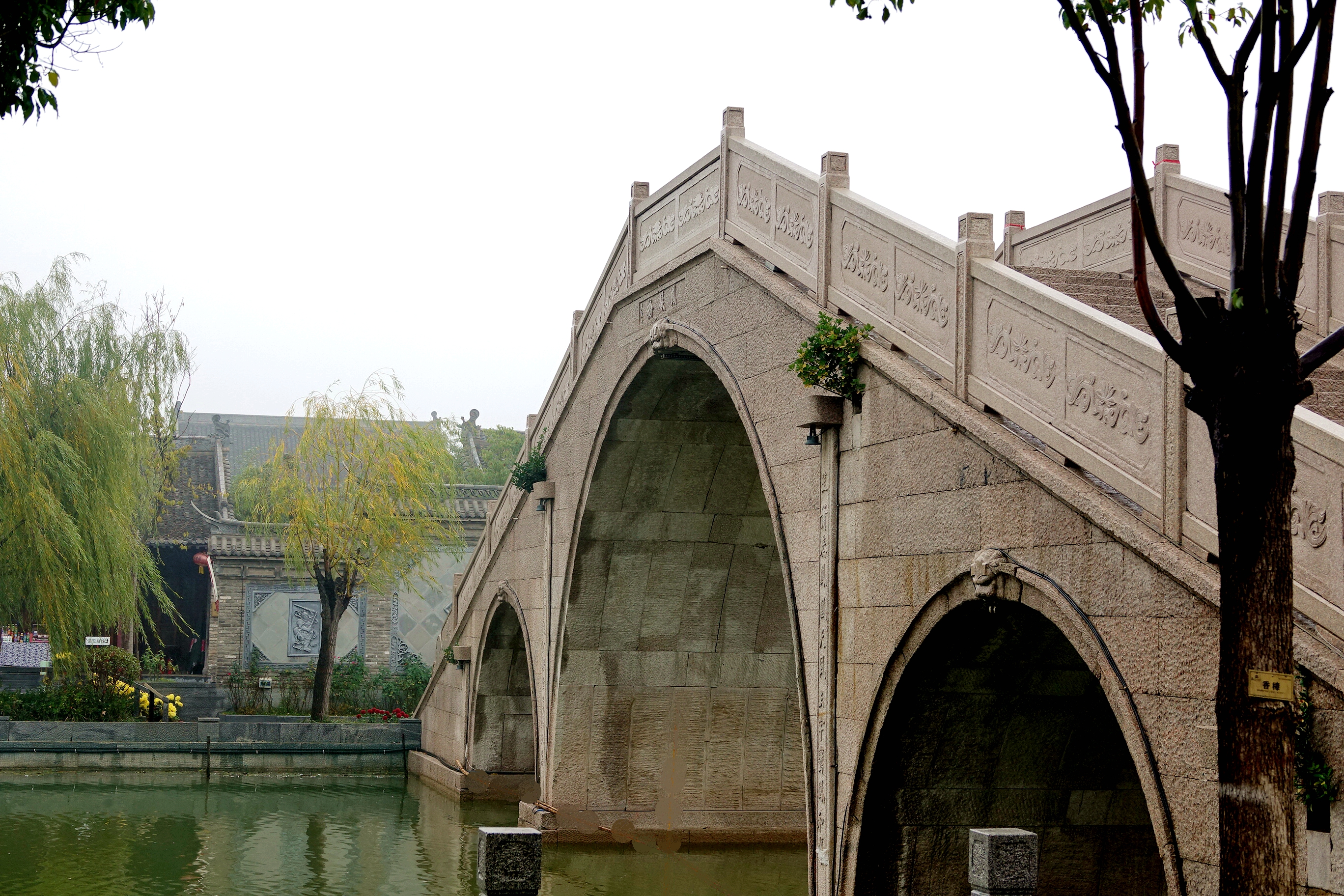 这是北方多见的拱桥.