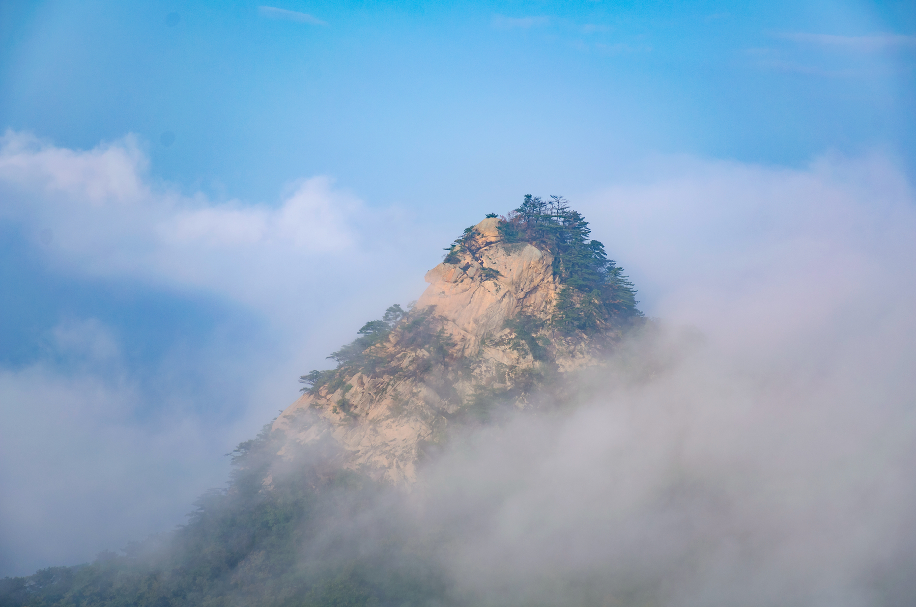九月的最后一天,辽东第一山千山出现壮观云海,为祖国生日献礼