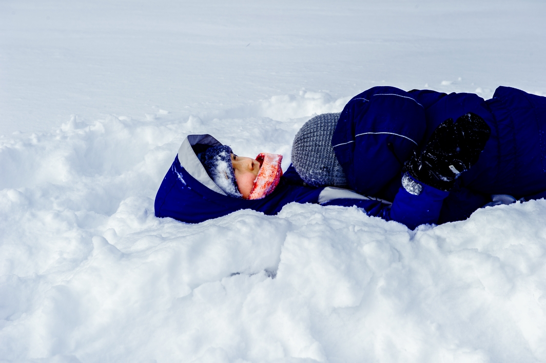 亲密小哥俩都玩累了,躺在雪地里休息片刻.