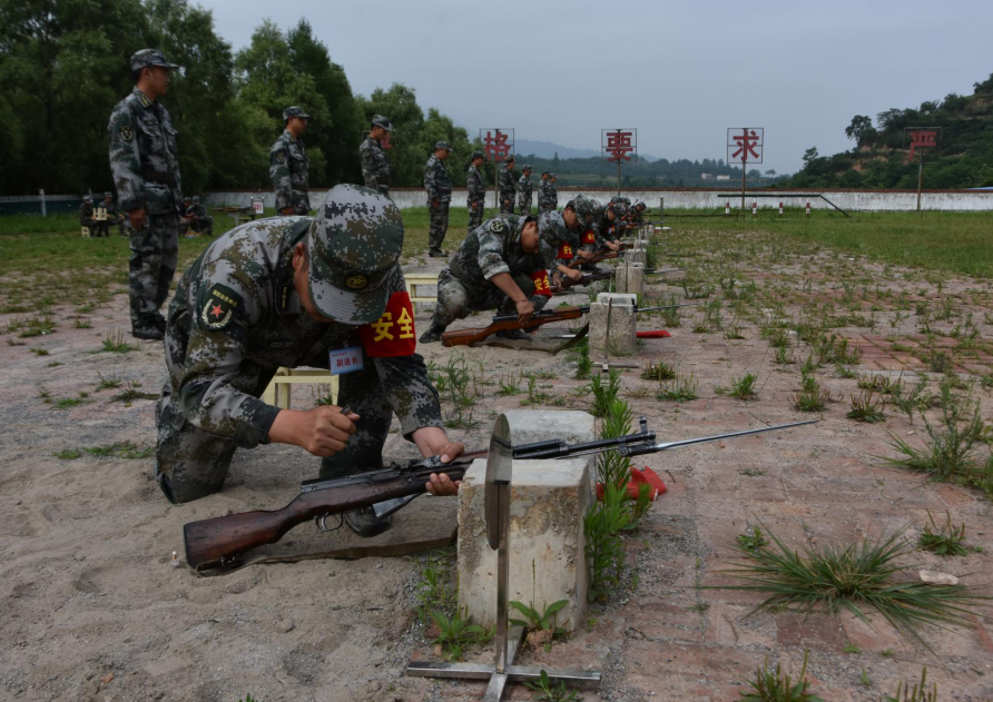 一杆钢枪手中握一颗红心献祖国——康县轮训备勤民兵连圆满完成轻武器