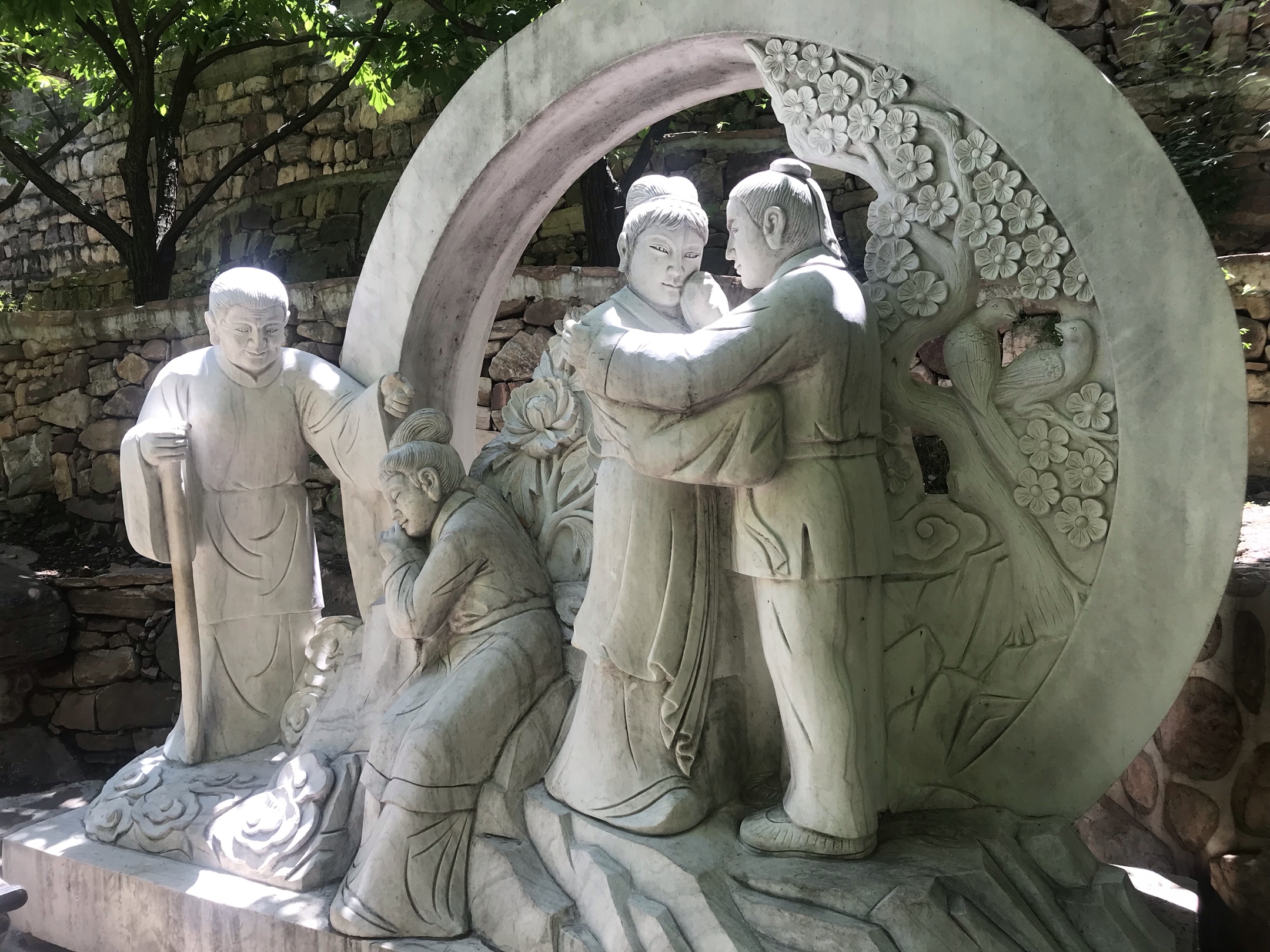 七步莲花七步沟,太行山脉神笔工;生态自然风景美,山势壮阔峻岭雄.