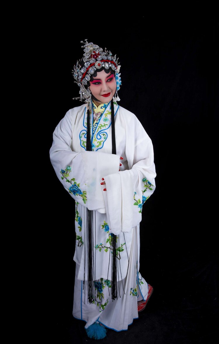 千年的曲调还依稀在耳边响起……白素贞是非常典型,标准的青衣代表