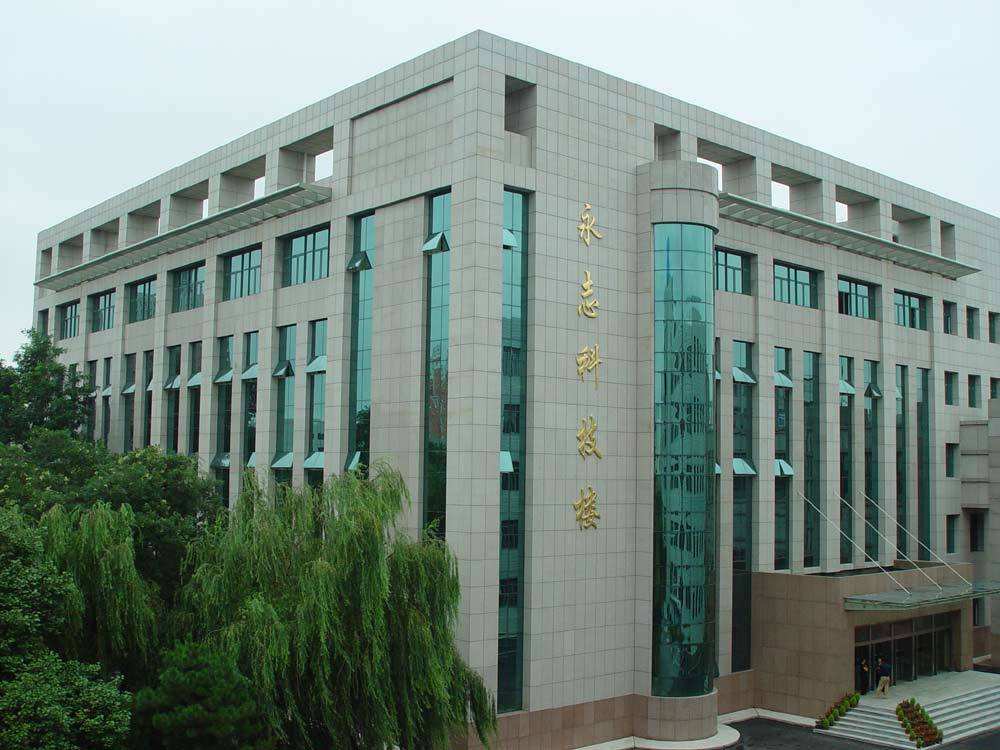 一,中学校园概述 这里,是每一个人走进又走