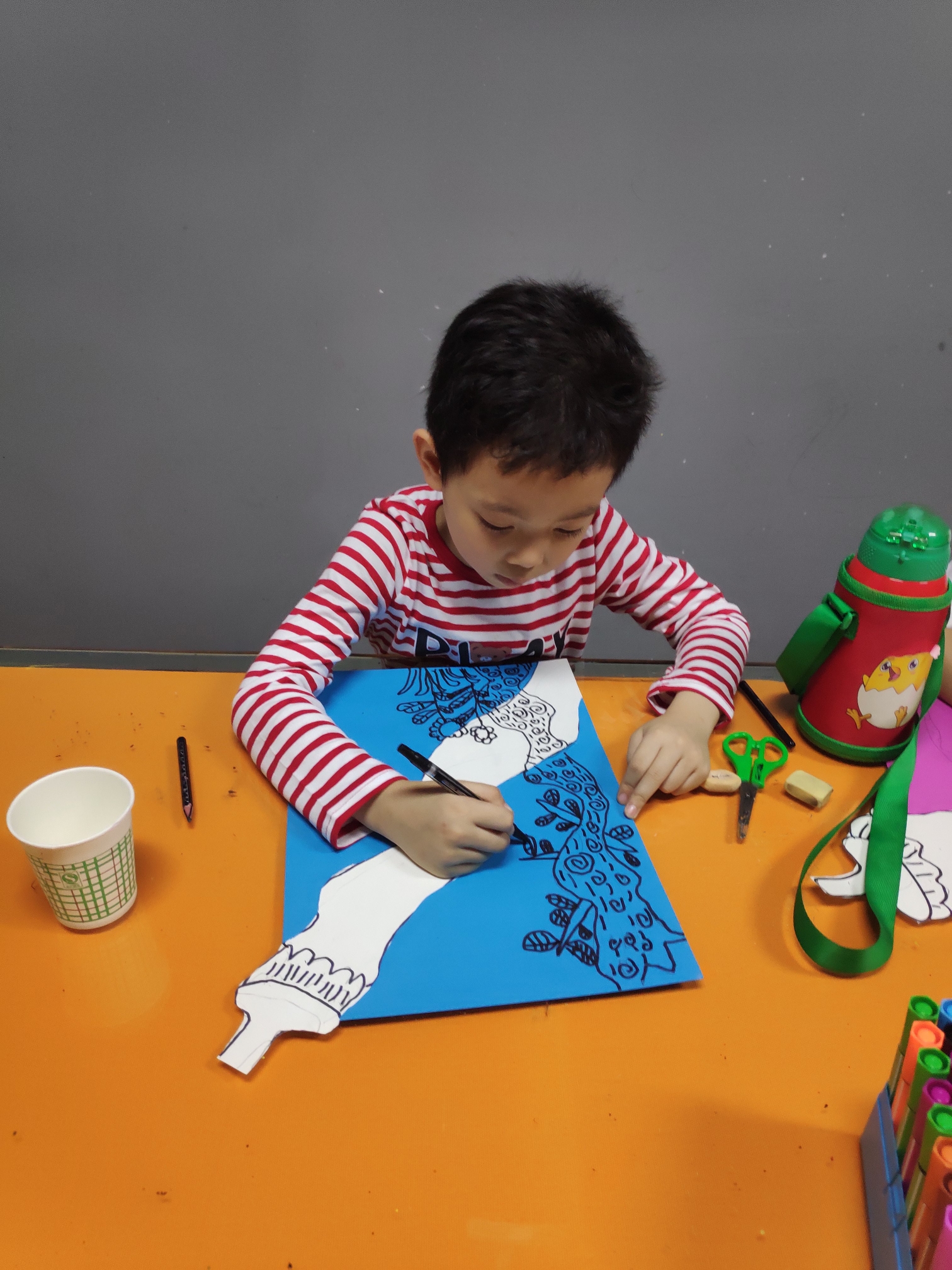 今天宝贝们绘画的主题是《色彩的刷子》原本森林里的都是黑白色孩子们