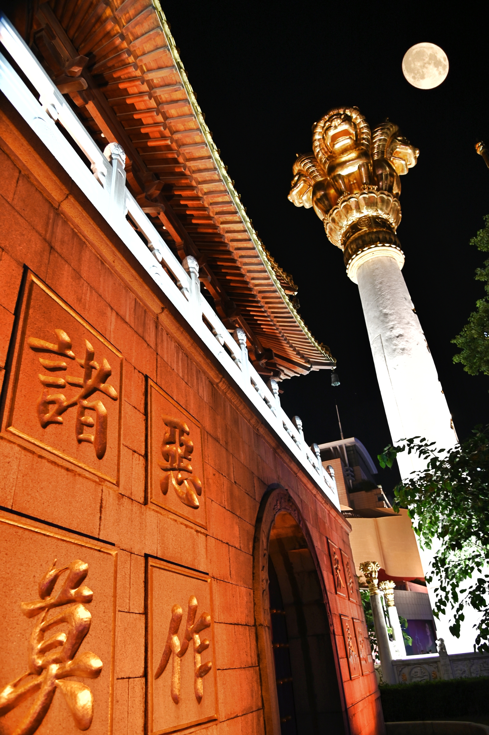 七律· 静安古寺中秋