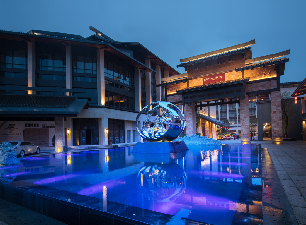 集大型文化客栈群,文化商业风情街,酒吧休闲长廊,明月山假日度假酒店