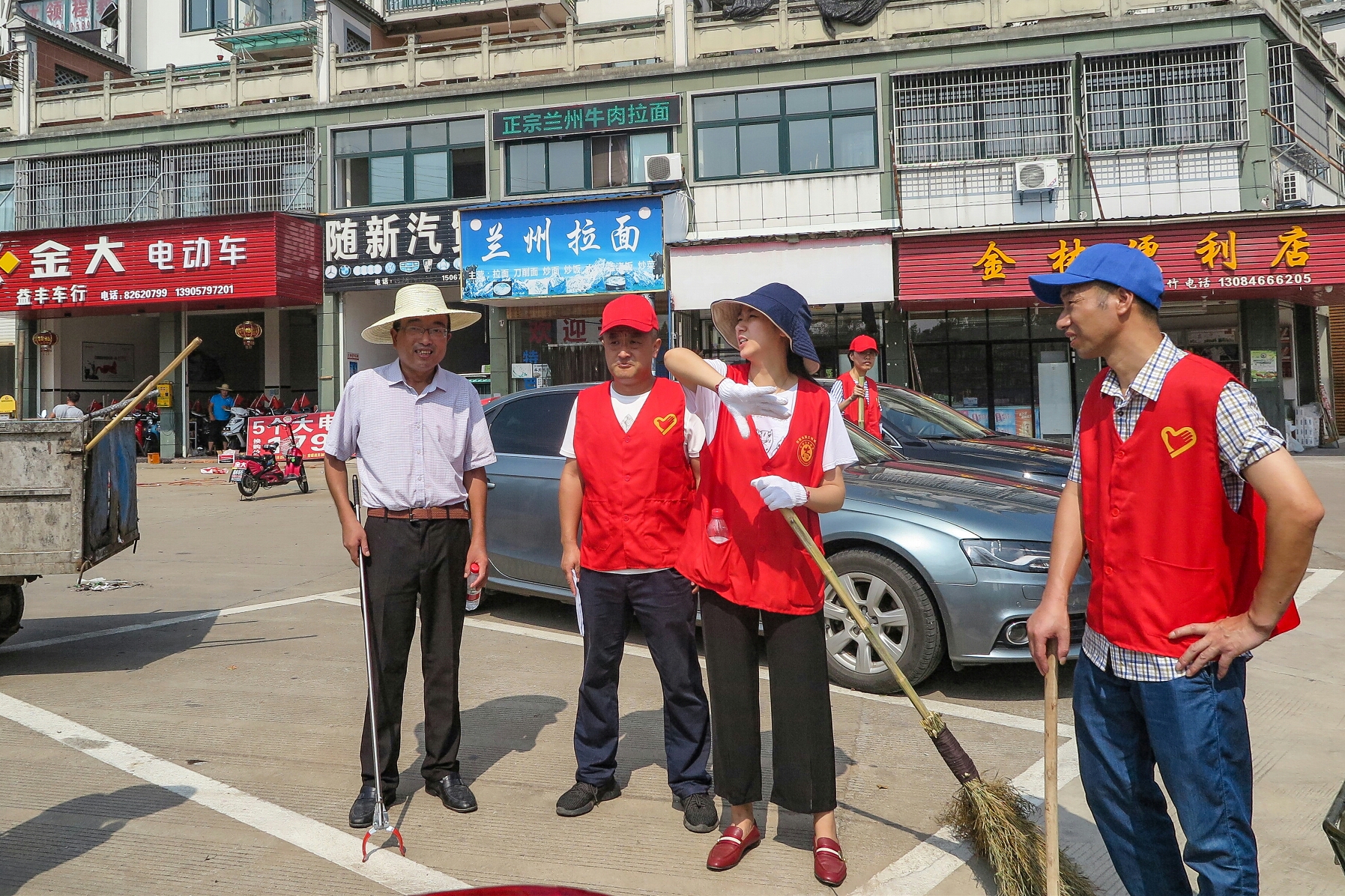 清扫垃圾 清扫着沿街店铺门口 罗埠镇党委书记吴雨澄同志说:"文明创建